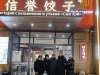 Пациенты медицинского центра Жуйкан из Северска перед ужином в ресторане